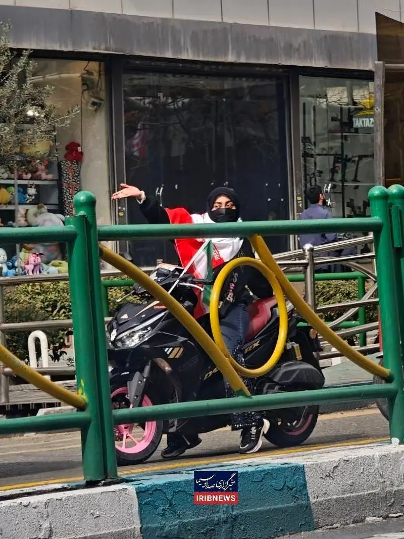 خانم محجبه موتورسوار در راهپیمایی پیروزی انقلاب اسلامی + عکس