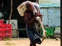 برادر، جسد خواهرش را روی دوش به بانک برد