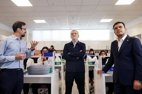 پزشکیان: باید بستر توسعه مهارت‌های فردی و گروهی دانش‌آموزان فراهم شود