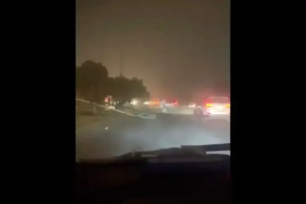  سقوط یک پل عابرپیاده در نجف در اثر طوفان شدید