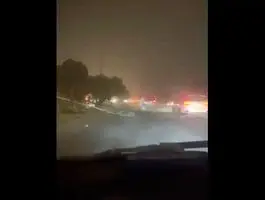  سقوط یک پل عابرپیاده در نجف در اثر طوفان شدید