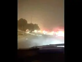  سقوط یک پل عابرپیاده در نجف در اثر طوفان شدید