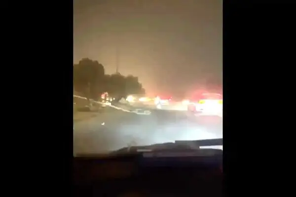  سقوط یک پل عابرپیاده در نجف در اثر طوفان شدید