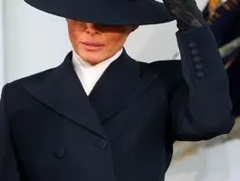 جنجال لباس همسر ترامپ در مراسم تحلیف / دونالد و ملانیا یکدیگر را نبوسیدند / عکس