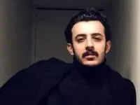 علی شادمان جایزه‌اش را به بازیگر تئاتر زندانی اهدا کرد