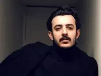 علی شادمان جایزه‌اش را به بازیگر تئاتر زندانی اهدا کرد