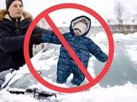 استفاده از یک نوزاد به عنوان برف‌پاک‌کن خودرو جنجالی شد/ ویدئو