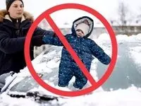استفاده از یک نوزاد به عنوان برف‌پاک‌کن خودرو جنجالی شد/ ویدئو