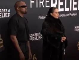 برهنگی همسر خواننده معروف جنجال به‌پا کرد