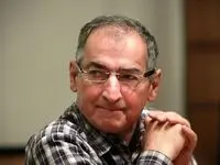 زیباکلام: با تغییر نظام به‌ شدت مخالفم/ ایران در سال ۱۴۰۴ نه به بن بست می رسد نه فرو می پاشد/ هر سال می گویند جمهوری اسلامی سال آینده تمام می شود