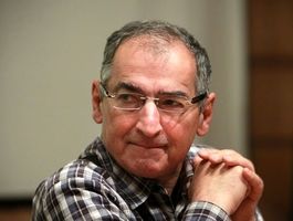 زیباکلام: با تغییر نظام به‌ شدت مخالفم/ ایران در سال ۱۴۰۴ نه به بن بست می رسد نه فرو می پاشد/ هر سال می گویند جمهوری اسلامی سال آینده تمام می شود