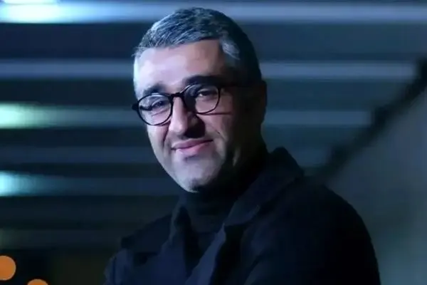 وکیل پژمان جمشیدی: نهایتاً می توانند اتهام «رابطه نامشروع» وارد کنند نه «تجاوز» که آن هم تبرئه می شود/ ارتباط نامشروع لزوماً یک ارتباط بدنی نیست و حتی می تواند پیامک را هم شامل شود/ این سومین خروج پژمان جمشیدی از کشور در جریان پرونده است