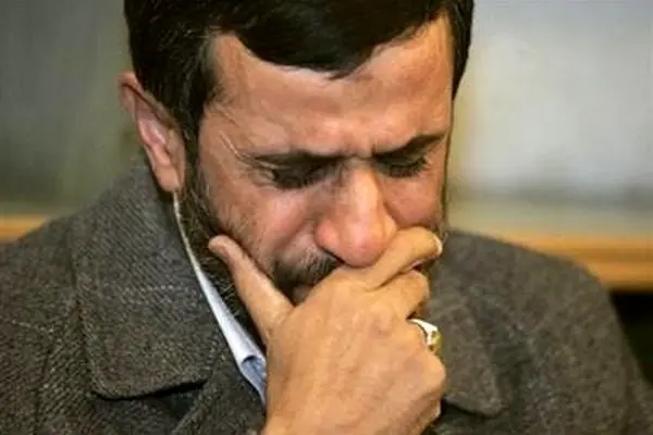 حضور احمدی نژاد در چهلم یکی از جانباختگان حوادث دی ماه / ویدیو