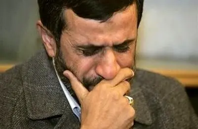 حضور احمدی نژاد در چهلم یکی از جانباختگان حوادث دی ماه / ویدیو