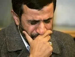 حضور احمدی نژاد در چهلم یکی از جانباختگان حوادث دی ماه / ویدیو