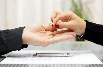 شوهر خانم مجری در پخش زنده تلویزیون طلاقش داد/ ویدئو