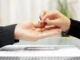 شوهر خانم مجری در پخش زنده تلویزیون طلاقش داد/ ویدئو