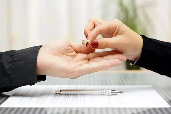 شوهر خانم مجری در پخش زنده تلویزیون طلاقش داد/ ویدئو