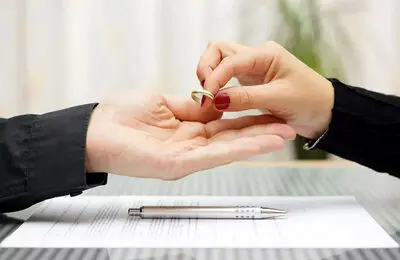 شوهر خانم مجری در پخش زنده تلویزیون طلاقش داد/ ویدئو
