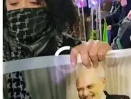 واکنش ظریف به دختری که عکس او را در تجمع شبانه آتش زد: دخترم! در خیابان بمان و بیاد رهبر شهید سرود ایران بخوان