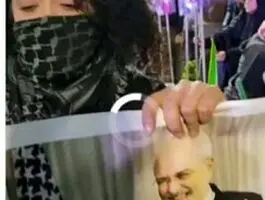 واکنش ظریف به دختری که عکس او را در تجمع شبانه آتش زد: دخترم! در خیابان بمان و بیاد رهبر شهید سرود ایران بخوان